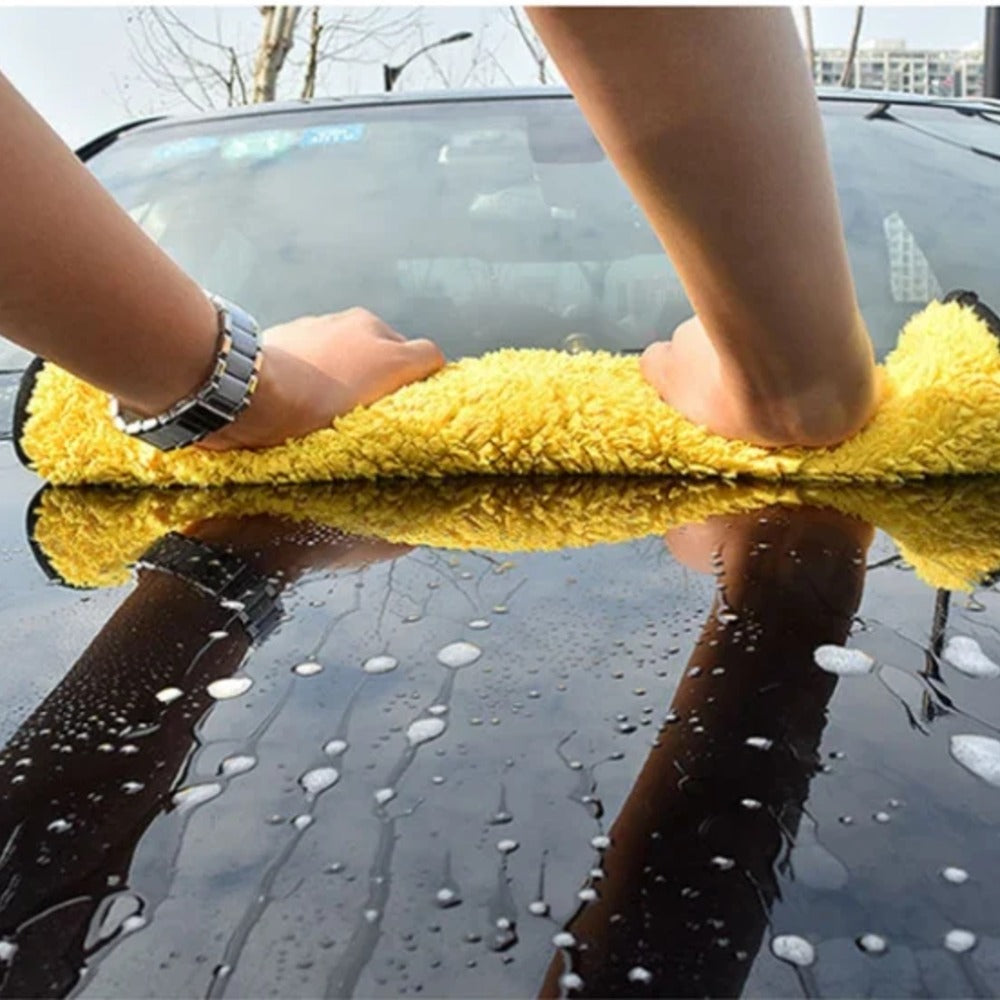 Drying a car roof with the microfiber towel